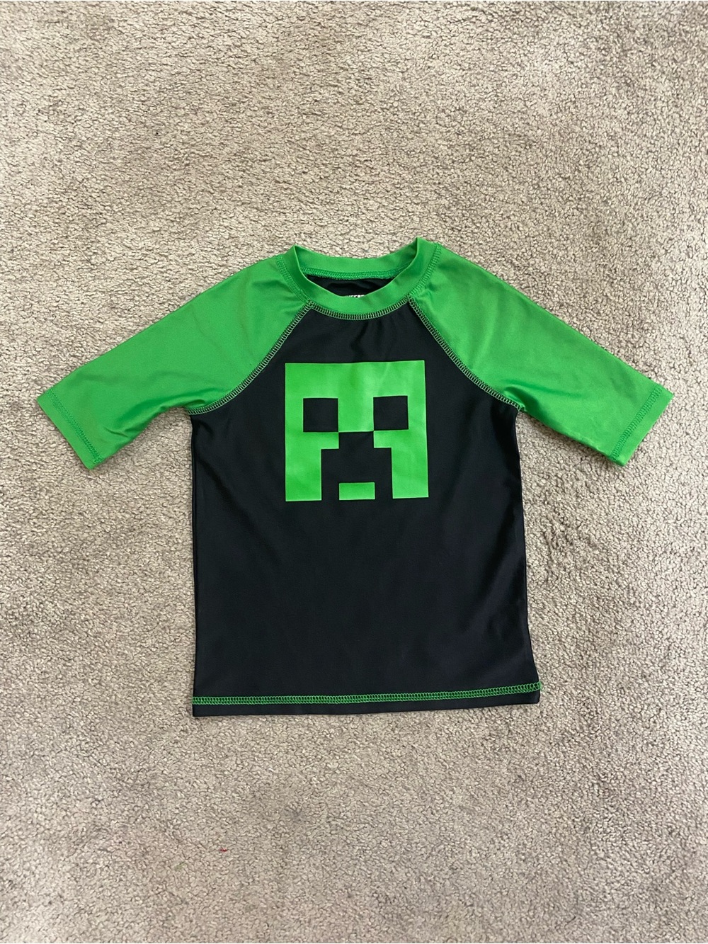 Boys Minecraft Rashguard size 4/5 - Picture 3 of 7